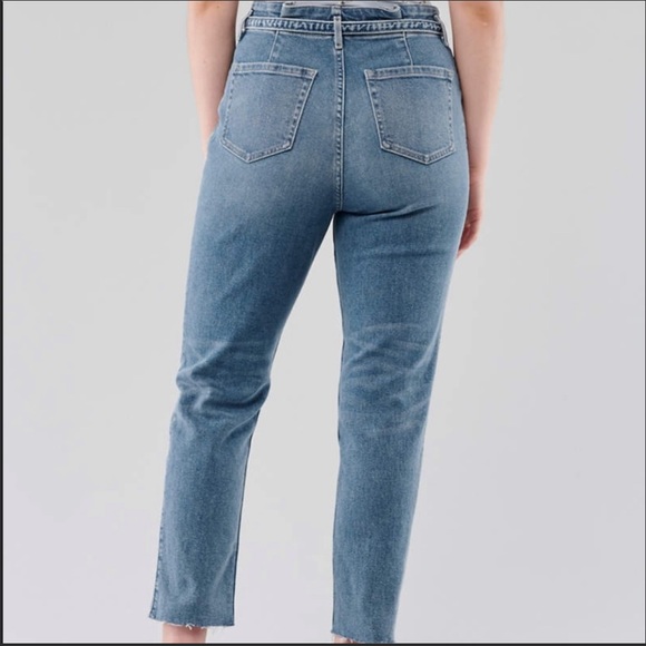 Hollister Curvy Ultra High Rise Mom Jeans. - Picture 5 of 10